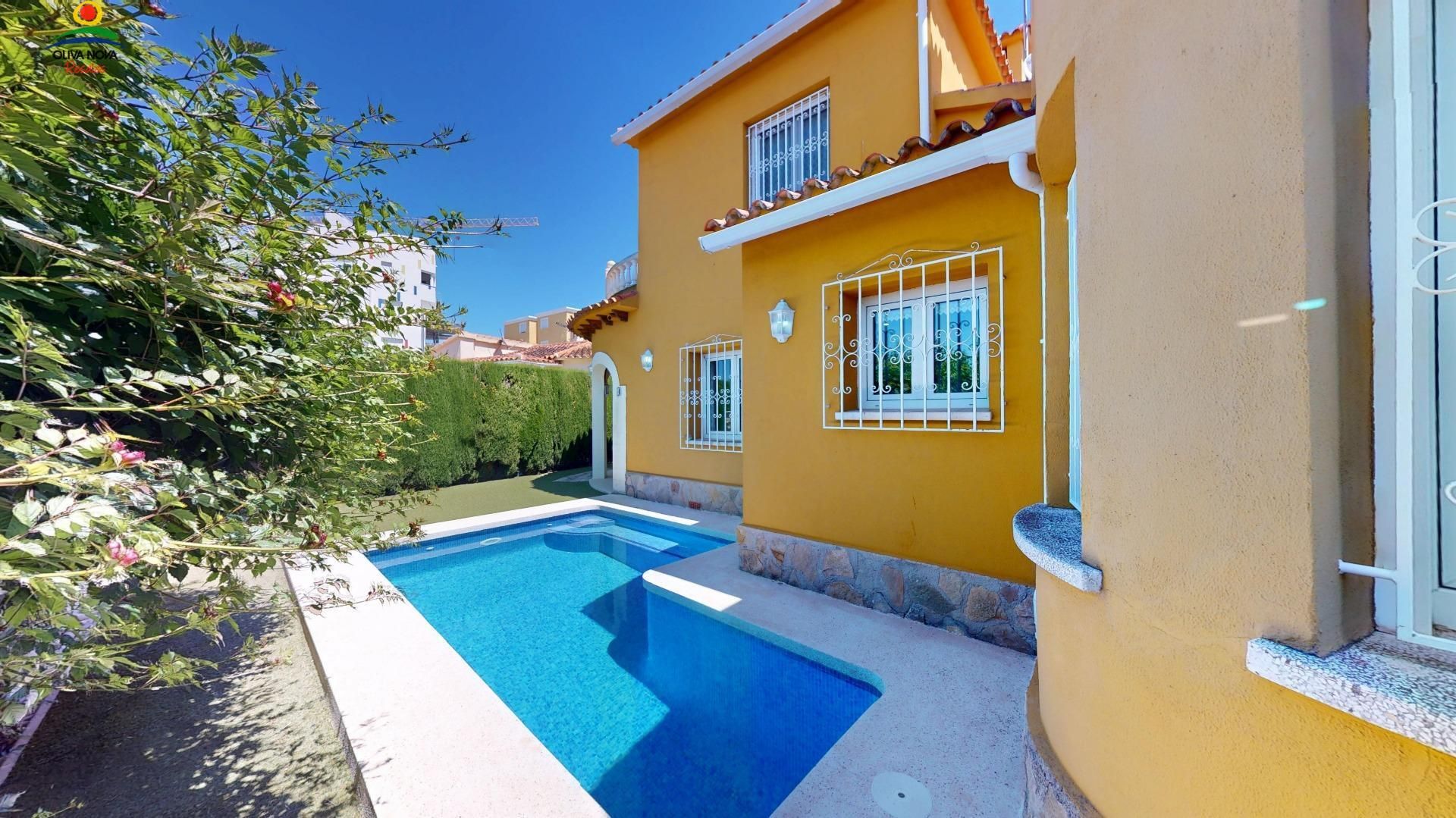Piscina de Casa o xalet en venda en Oliva amb Aire condicionat, Jardí privat i Terrassa