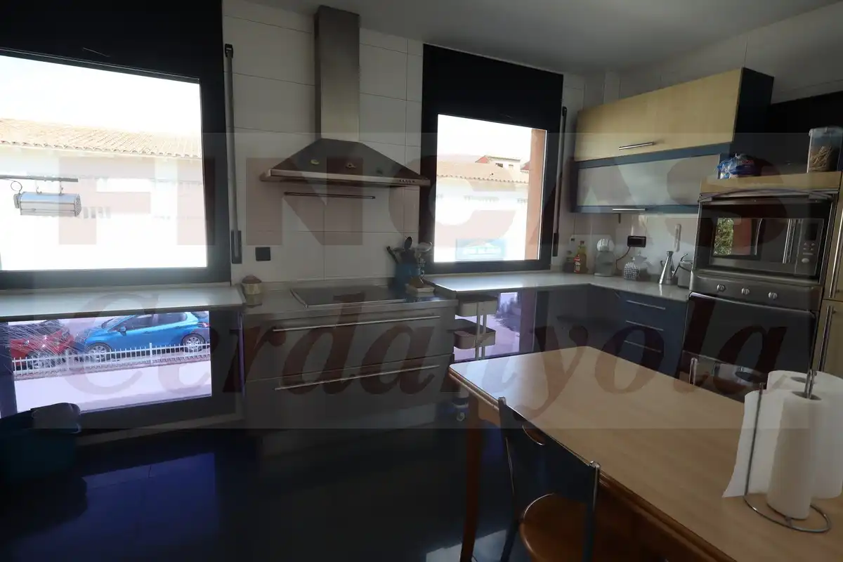 Cuina de Casa adosada en venda en Cerdanyola del Vallès amb Aire condicionat, Calefacció i Terrassa