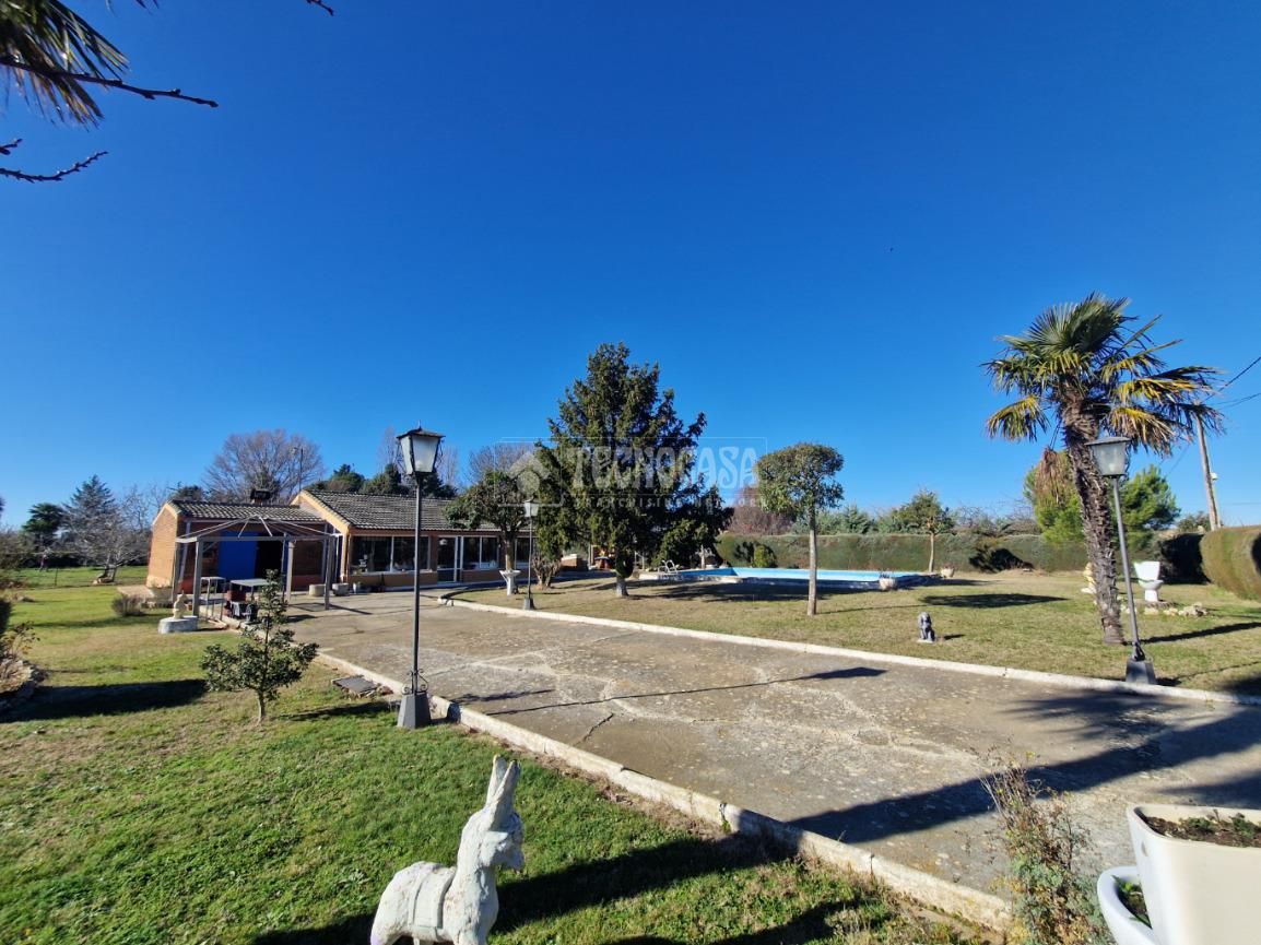Casa o xalet en venda en Husillos  amb Traster i Piscina