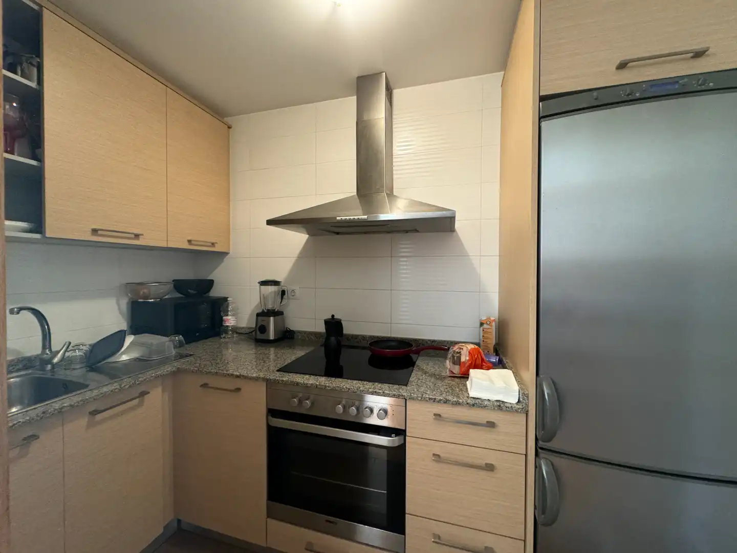 Cuina de Apartament de lloguer en Santiago de Compostela  amb Calefacció, Traster i Moblat