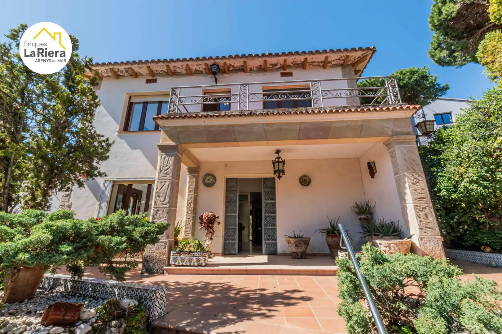 Vista exterior de Casa o xalet en venda en Arenys de Mar amb Calefacció, Jardí privat i Piscina
