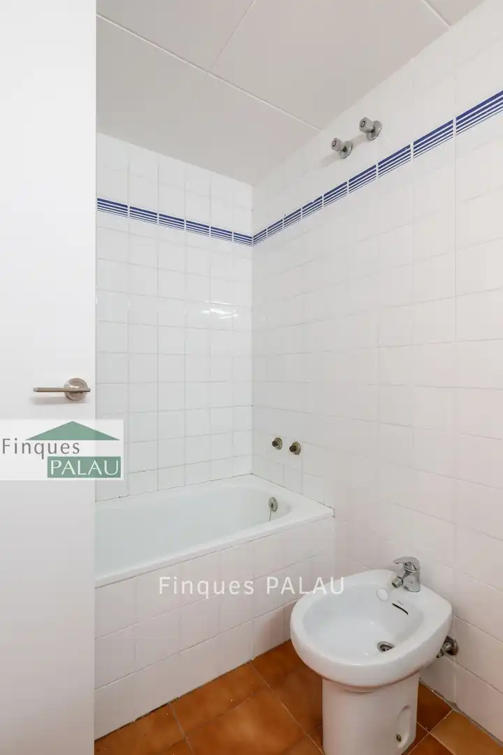 Bathroom of Flat for rent in Sant Just Desvern  with Air Conditioner and Heating