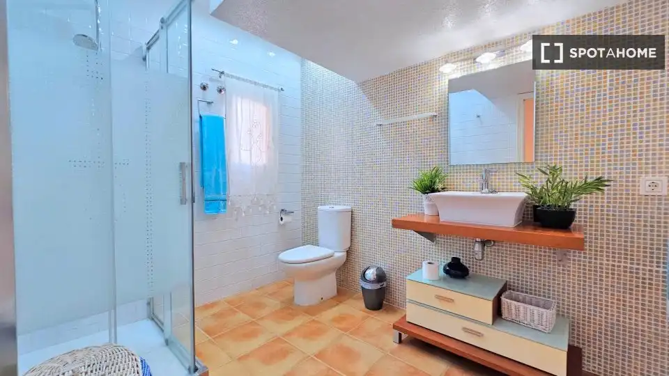 Bathroom of Apartments for share in La Manga del Mar Menor  with Air Conditioner, Terrace and Furnished