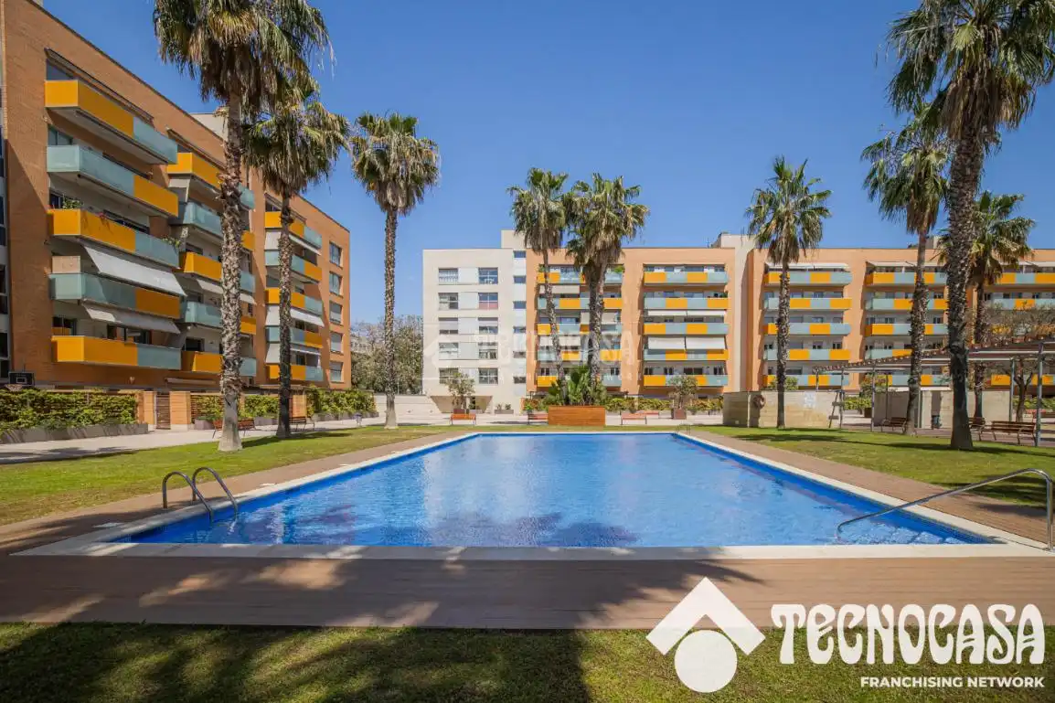 Swimming pool of Flat for sale in Barcelona  with Air Conditioner, Storage room and Balcony