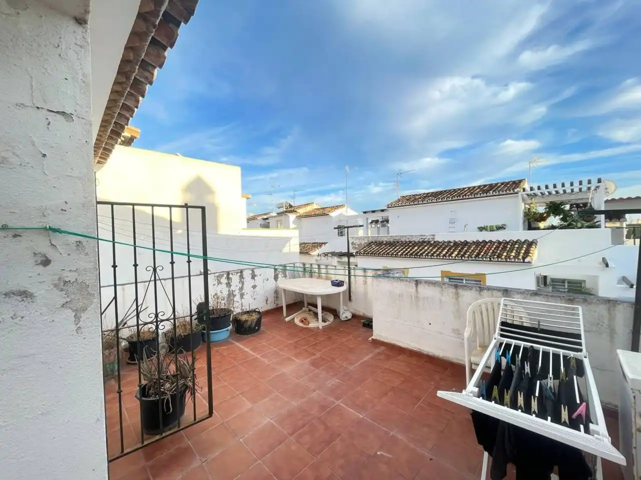 Vista exterior de Casa adosada en venda en Estepona amb Aire condicionat, Terrassa i Moblat