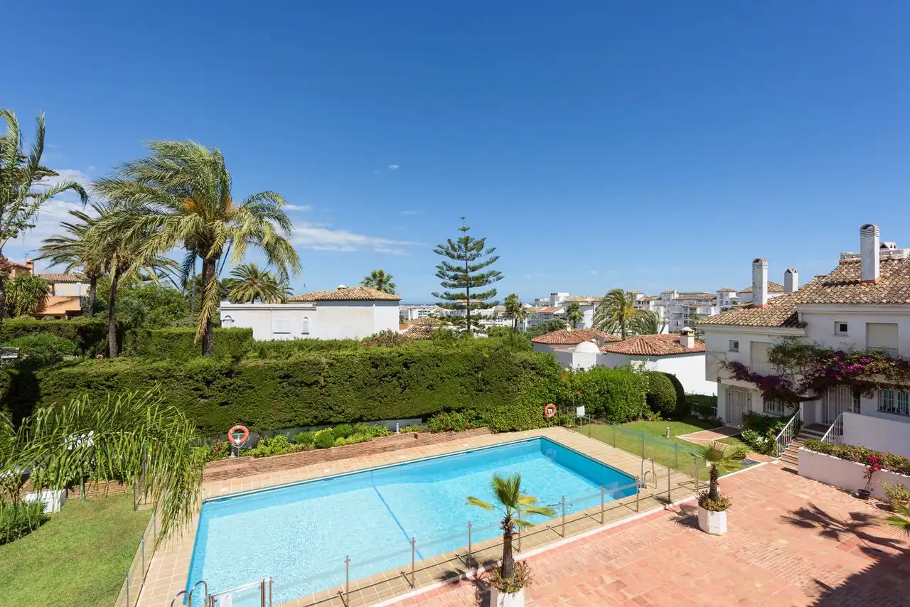 Casa adosada en venda a Calle las Malvas, 14, Nueva Andalucía centro