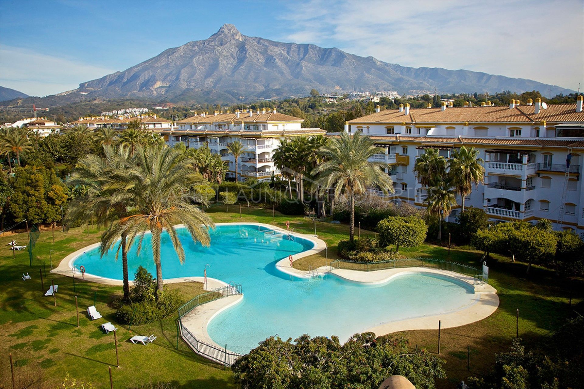 Vista exterior de Apartament de lloguer en Marbella amb Aire condicionat, Terrassa i Piscina