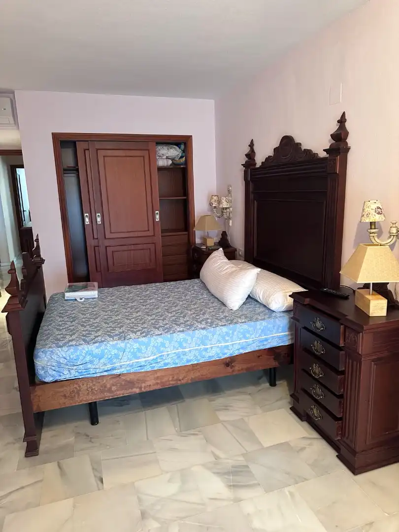 Habitación de Piso de alquiler en Estepona con Aire acondicionado, Terraza y Balcón