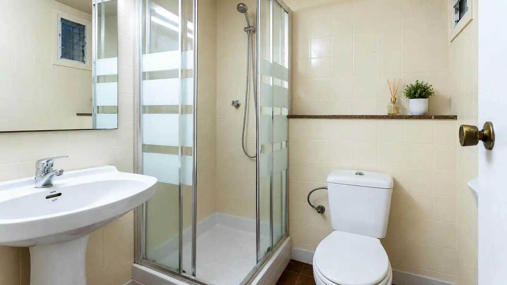 Bathroom of Flat for sale in Barcelona  with Heating, Parquet flooring and Storage room
