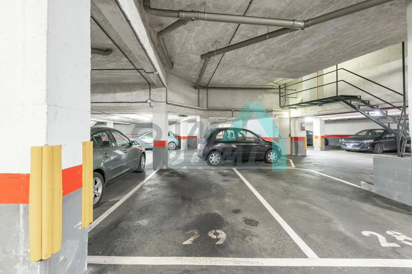 Aparcament de Dúplex en venda en Oviedo  amb Calefacció, Parquet i Terrassa