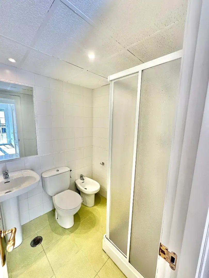 Baño de Piso de alquiler en Granada con Aire acondicionado, Calefacción y Parquet
