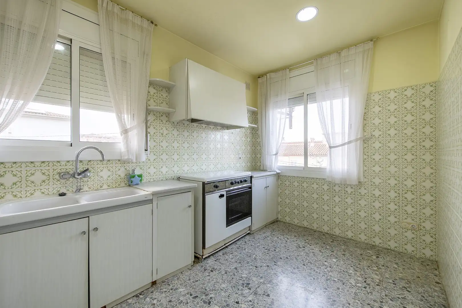 Küche von Einfamilien-Reihenhaus zum Verkauf in Banyoles mit Klimaanlage, Heizung und Terrasse