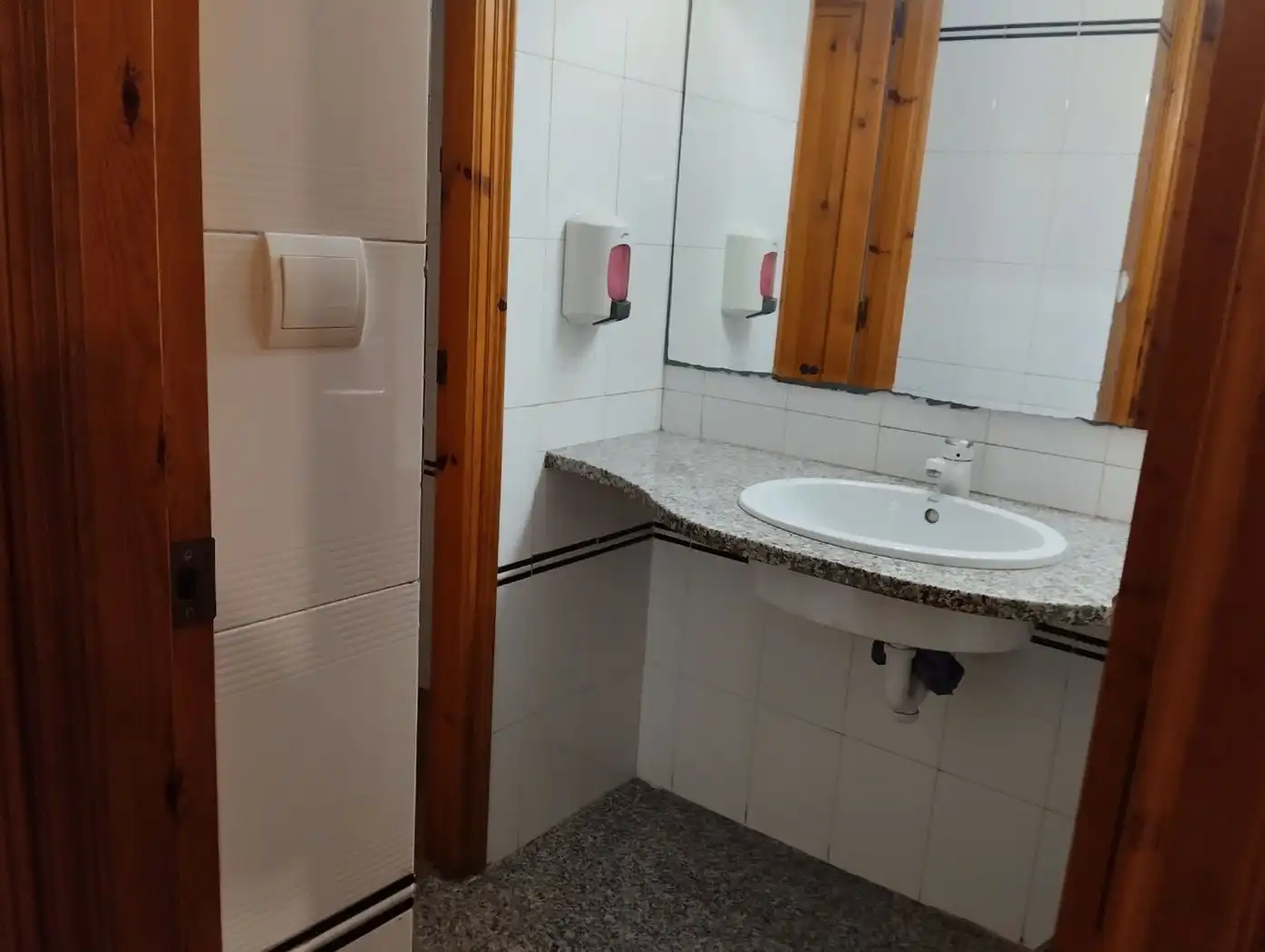 Bany de Local en venda en Girona amb Aire condicionat, Calefacció i Moblat