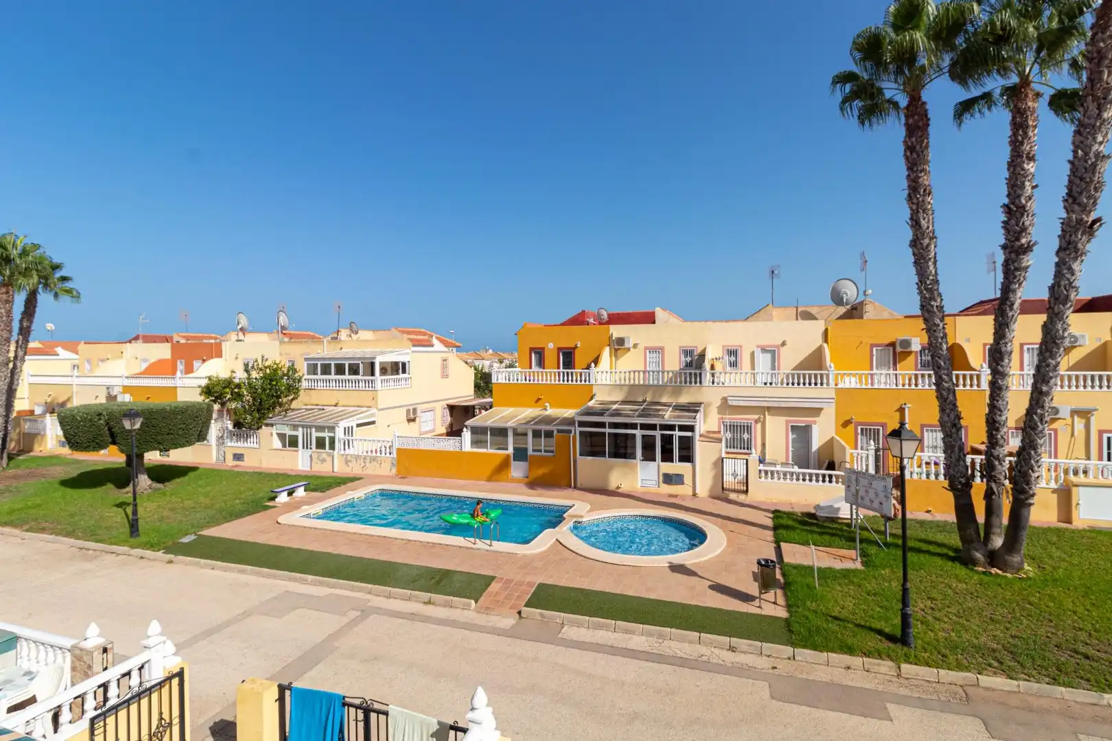 Vista exterior de Casa o xalet en venda en Orihuela amb Calefacció, Piscina i Piscina comunitària
