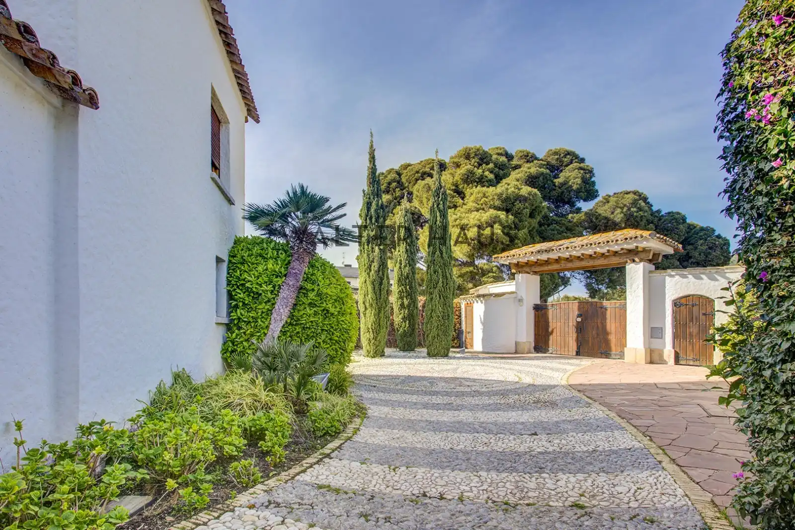Außenansicht von Haus oder Chalet zum Verkauf in Sitges mit Klimaanlage, Heizung und Privatgarten