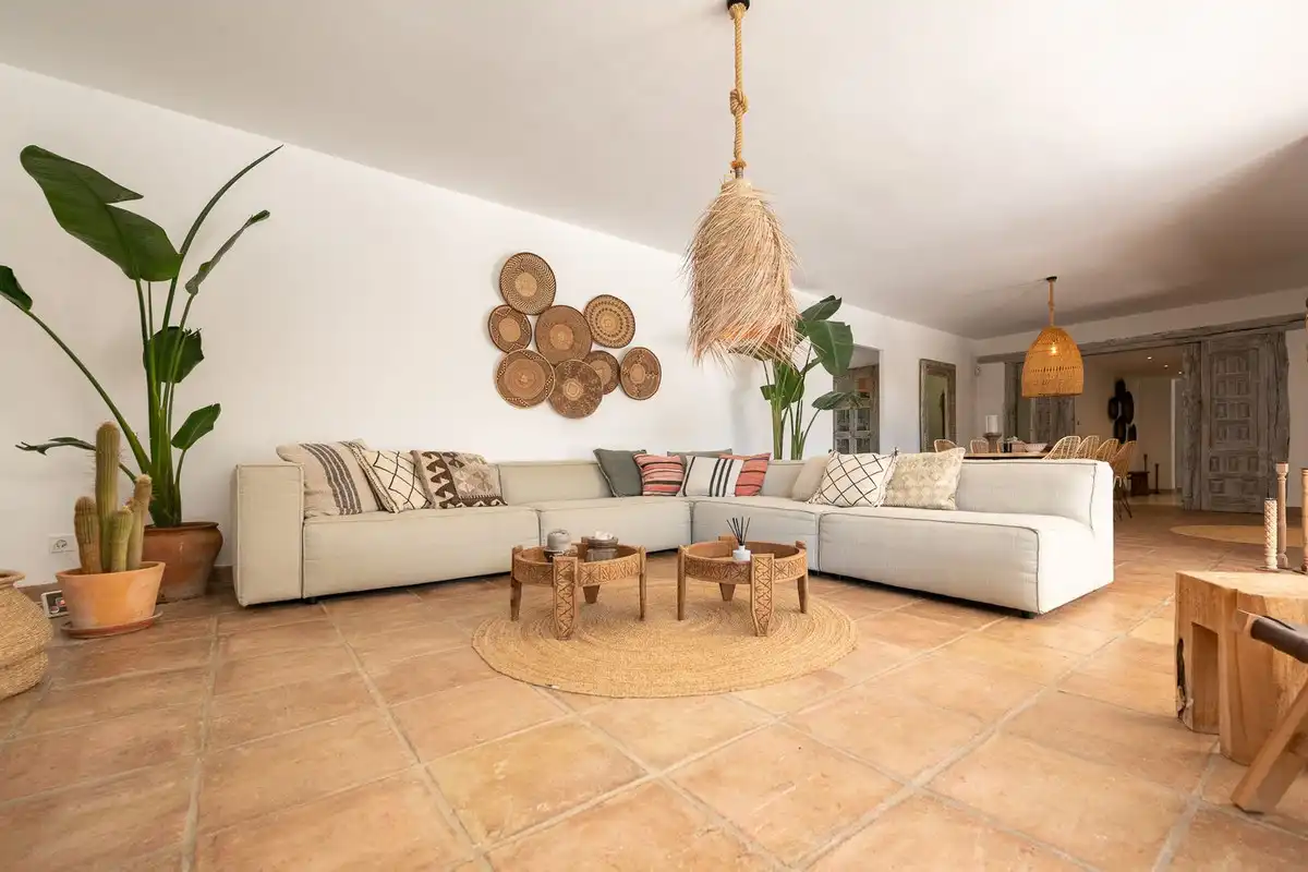 Sala d'estar de Casa adosada en venda en Marbella amb Aire condicionat, Terrassa i Alarma