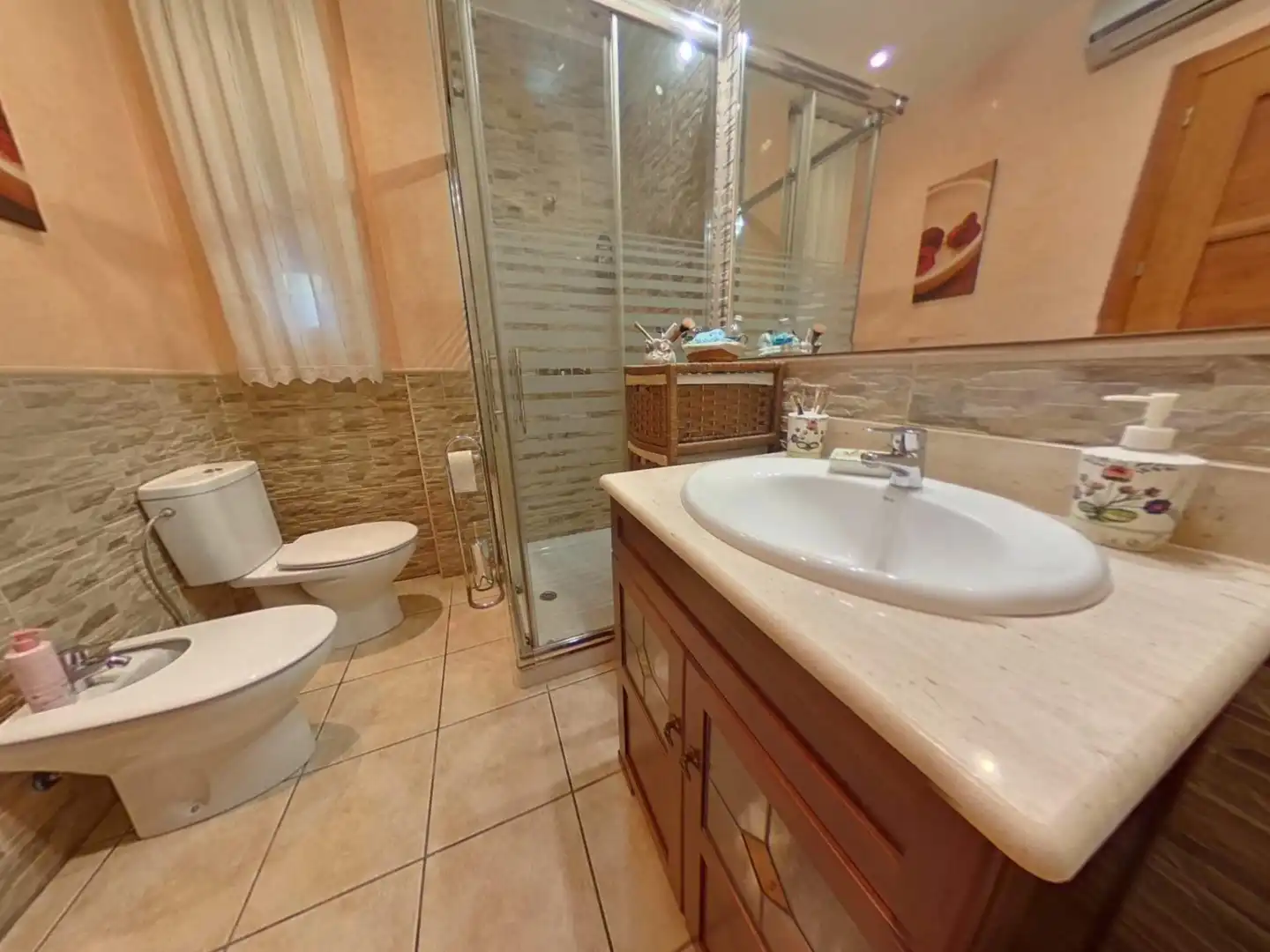 Baño de Finca rústica en venta en Almodóvar del Río con Aire acondicionado, Jardín privado y Piscina