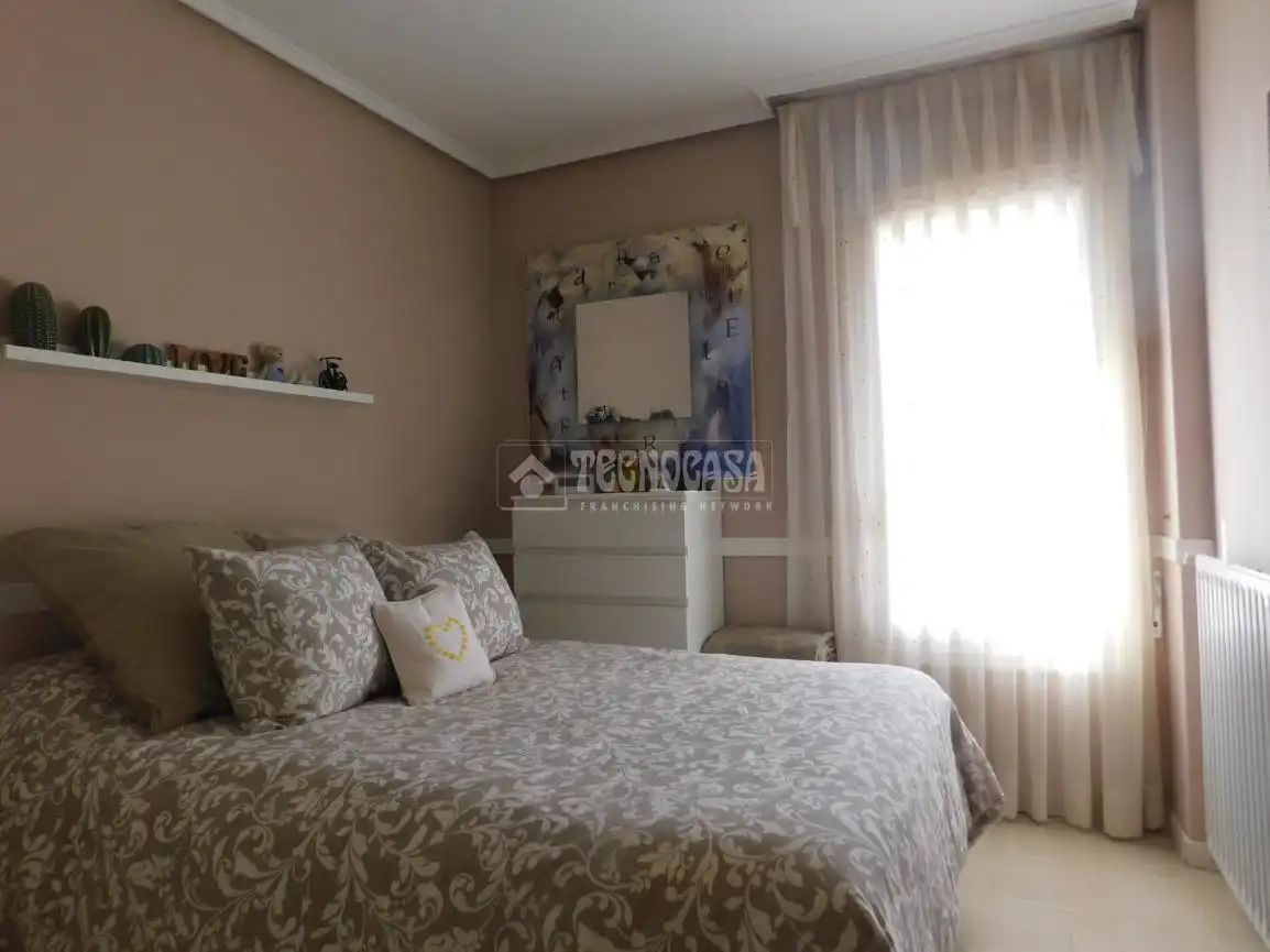Habitación de Casa adosada en venta en Zaragoza con Piscina comunitaria