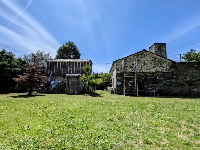 House with garden for sale in Sedes - Pedroso - Doso