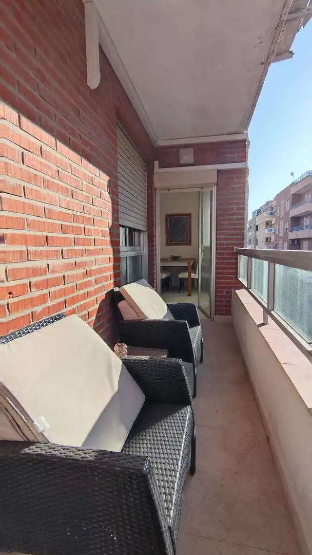 Terrassa de Pis de lloguer en Torrevieja amb Aire condicionat i Balcó