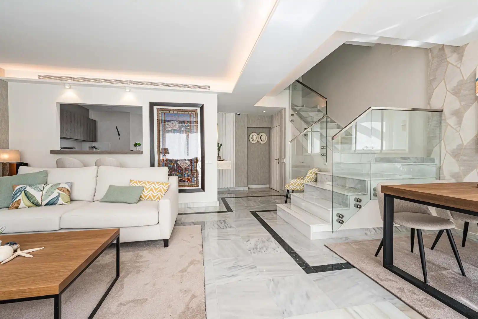 Sala d'estar de Àtic en venda en Marbella amb Aire condicionat, Terrassa i Piscina