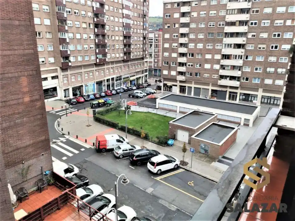 Vista exterior de Pis de lloguer en Bilbao  amb Calefacció, Terrassa i Balcó