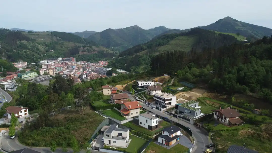 Vista exterior de Casa o xalet en venda en Ermua amb Calefacció, Jardí privat i Terrassa