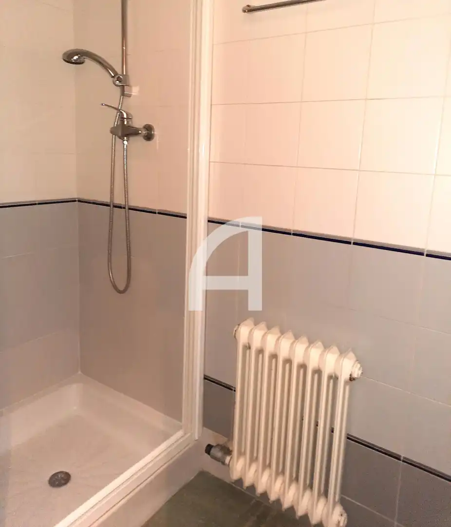 Bany de Pis de lloguer en Girona amb Calefacció, Terrassa i Piscina