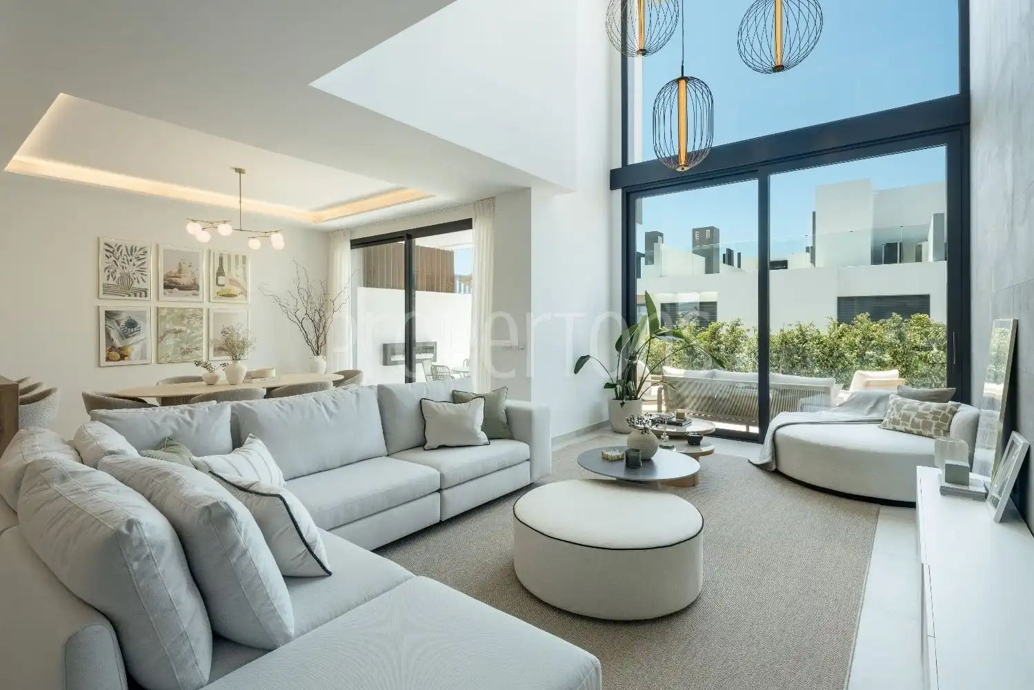 Sala d'estar de Casa adosada en venda en Marbella