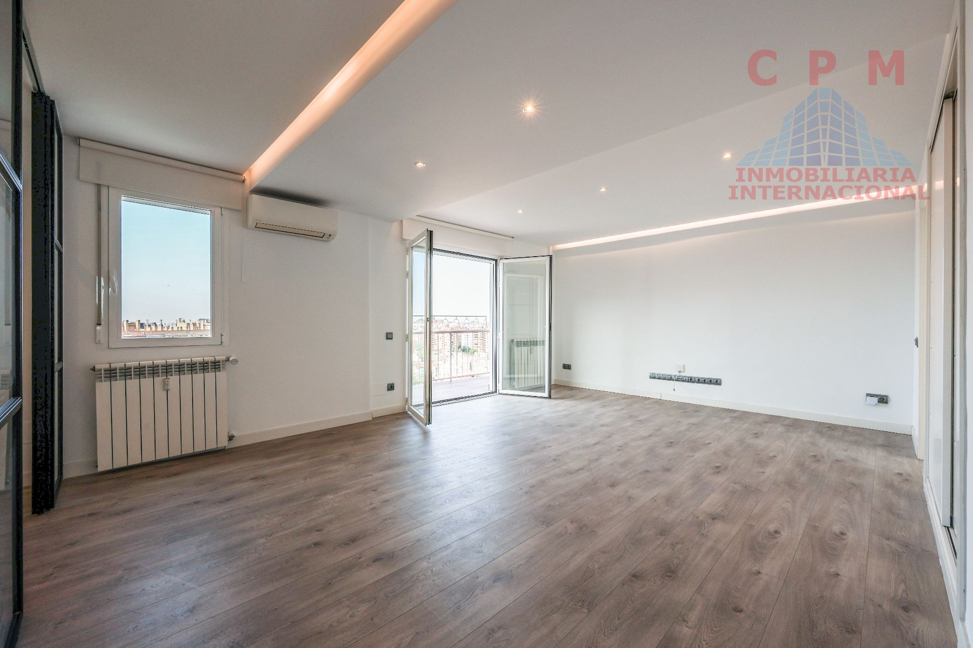 Living room of Flat to rent in  Madrid Capital  with Air Conditioner, Heating and Parquet flooring