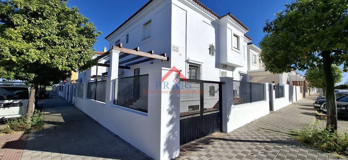 Exterior view of Houses for sale in Utrera  with Storage room