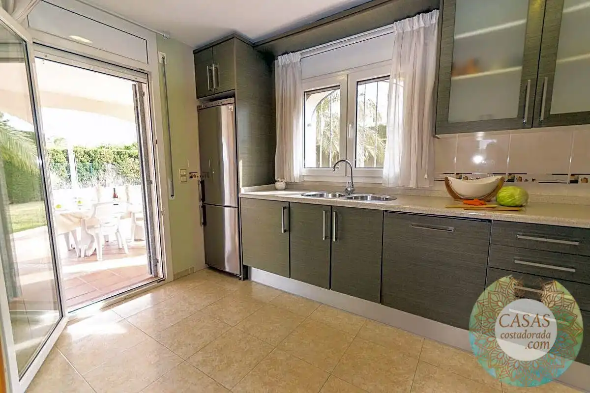 Cuina de Casa o xalet en venda en L'Ampolla amb Jardí privat, Terrassa i Piscina