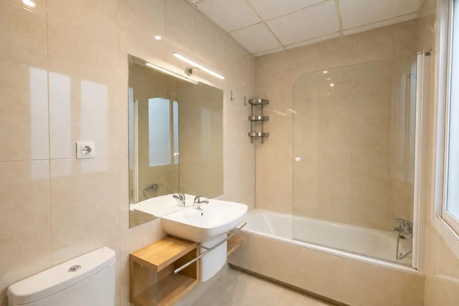 Bathroom of Flat for rent in Madrid  with Air Conditioner, Heating and Parquet flooring
