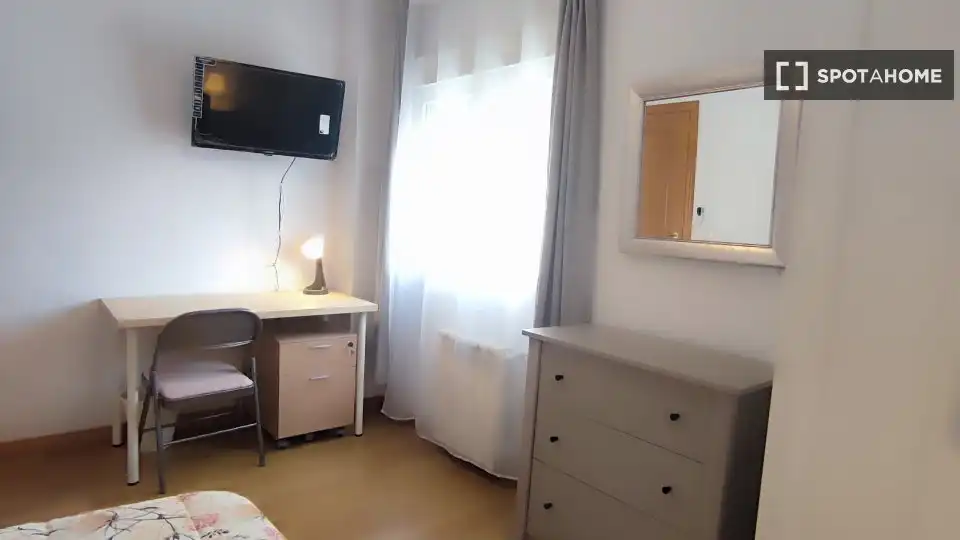 Bedroom of Flat for rent in Madrid  with Air Conditioner, Heating and Furnished