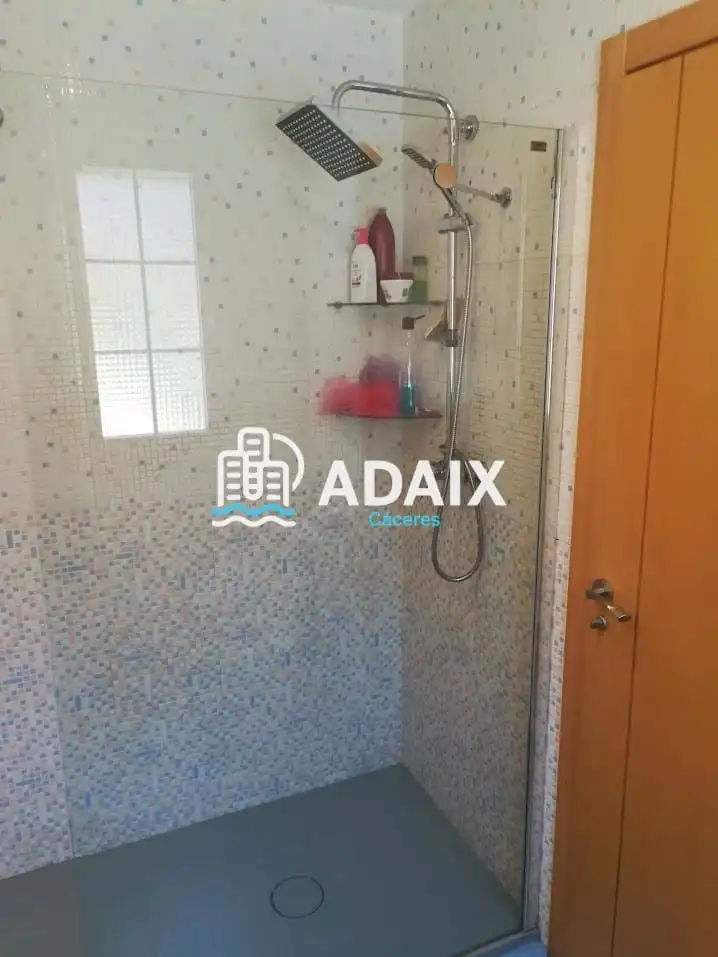 Bany de Pis en venda en Cáceres amb Traster i Piscina