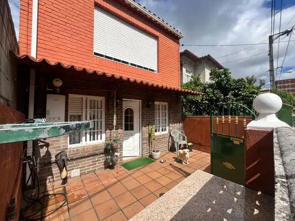 Vista exterior de Casa o xalet en venda en Vigo  amb Terrassa