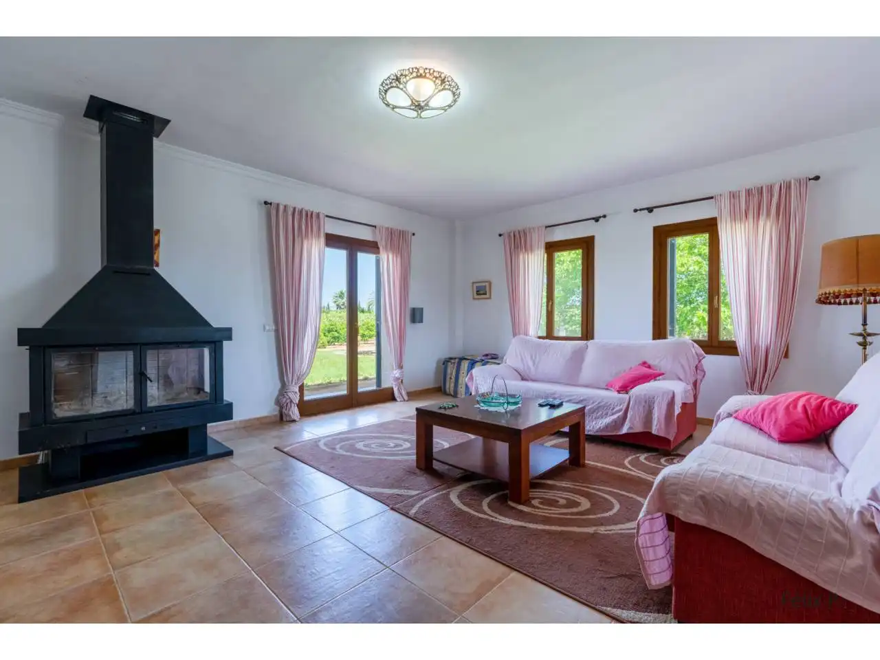 Sala d'estar de Finca rústica en venda en Muro amb Aire condicionat, Jardí privat i Terrassa