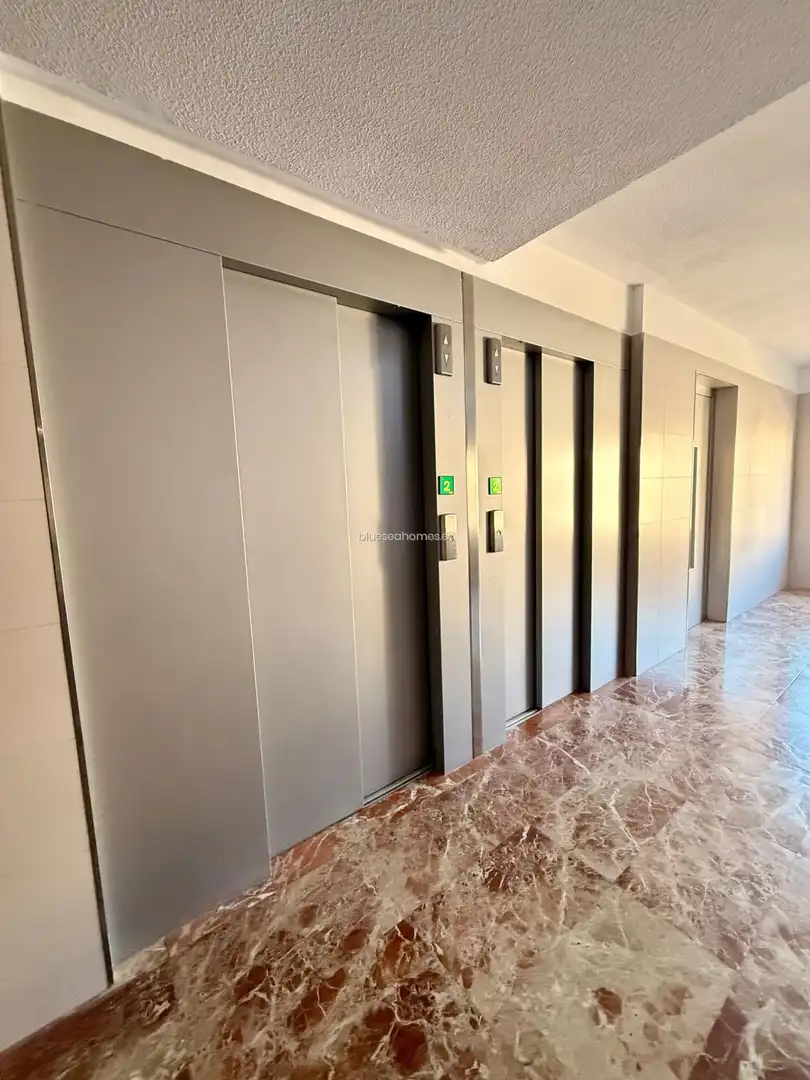 Vivienda con piscina en venta en Avenida MANUEL MENA PALMA Edif. Maite III, imagen 23