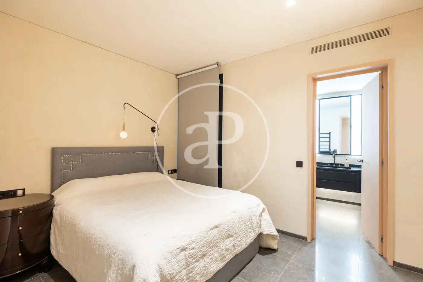Schlafzimmer von Wohnung zum Verkauf in Barcelona mit Klimaanlage und Heizung