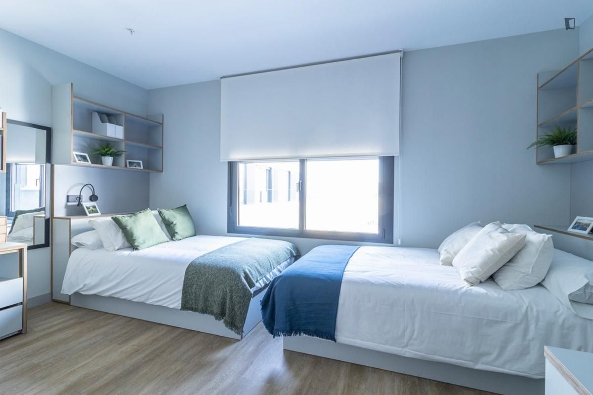 Dormitori de Pis per a compartir en  Sevilla Capital amb Piscina, Moblat i Internet