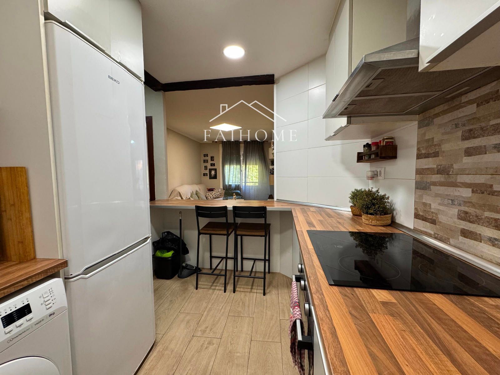 Cuina de Pis en venda en Santa Coloma de Gramenet amb Calefacció, Parquet i Moblat