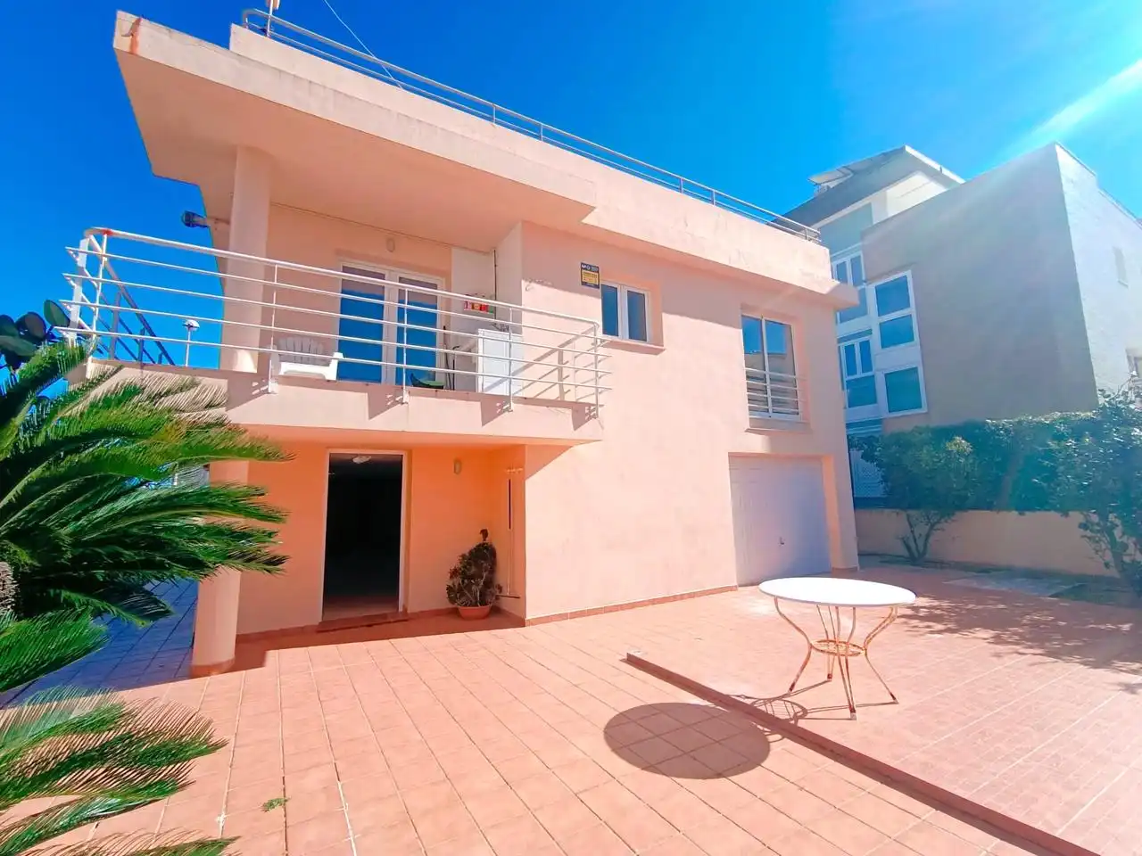 Vista exterior de Casa o xalet en venda en Oliva amb Aire condicionat, Jardí privat i Terrassa