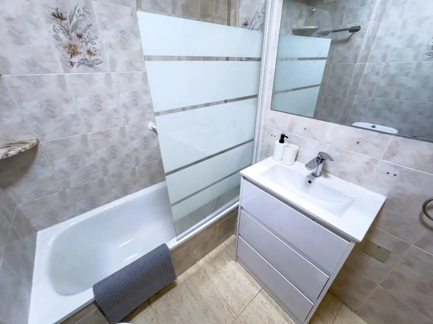 Bany de Apartament de lloguer en Torrevieja amb Aire condicionat, Calefacció i Terrassa
