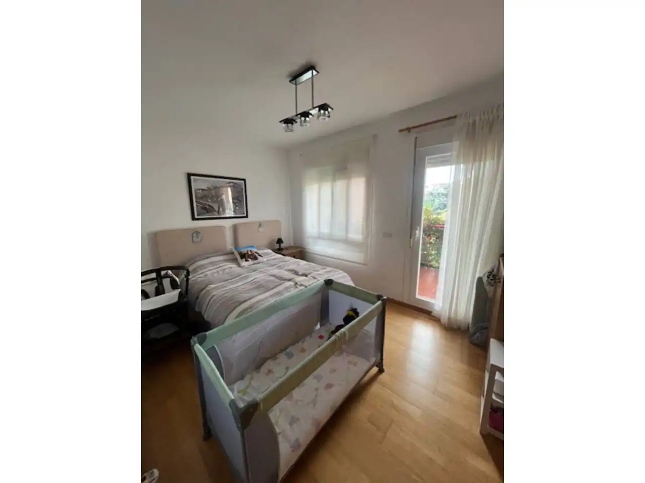 Schlafzimmer von Einfamilien-Reihenhaus zum Verkauf in Estepona mit Klimaanlage, Privatgarten und Parkett