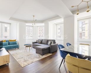 Sala d'estar de Apartament en venda en  Madrid Capital amb Aire condicionat, Calefacció i Parquet