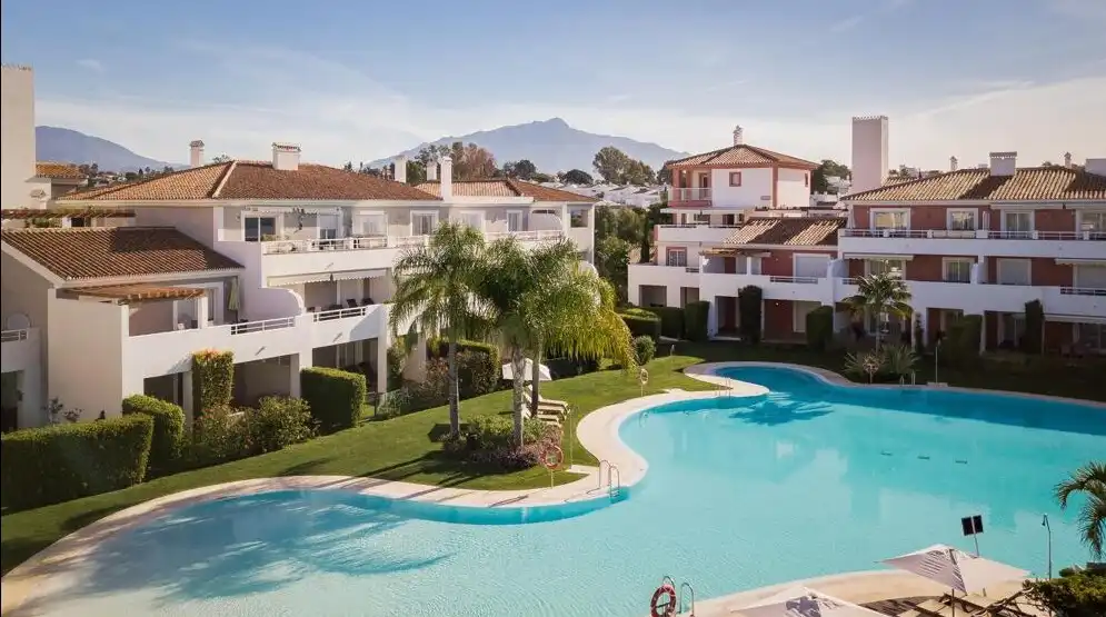 Vista exterior de Planta baixa en venda en Estepona amb Aire condicionat, Jardí privat i Terrassa