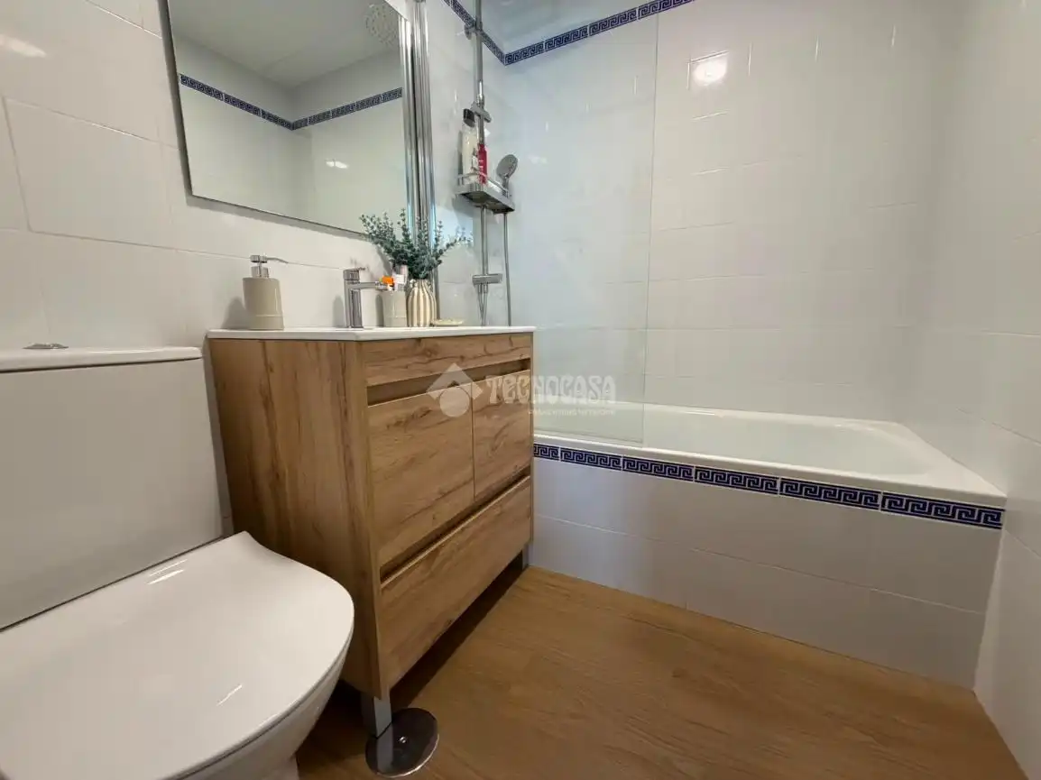 Badezimmer von Wohnung zum Verkauf in Manilva mit Parkett und Gemeinschaftspool