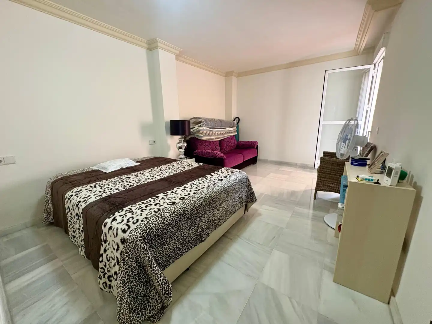 Habitación de Apartamento de alquiler en Marbella con Aire acondicionado, Calefacción y Jardín privado