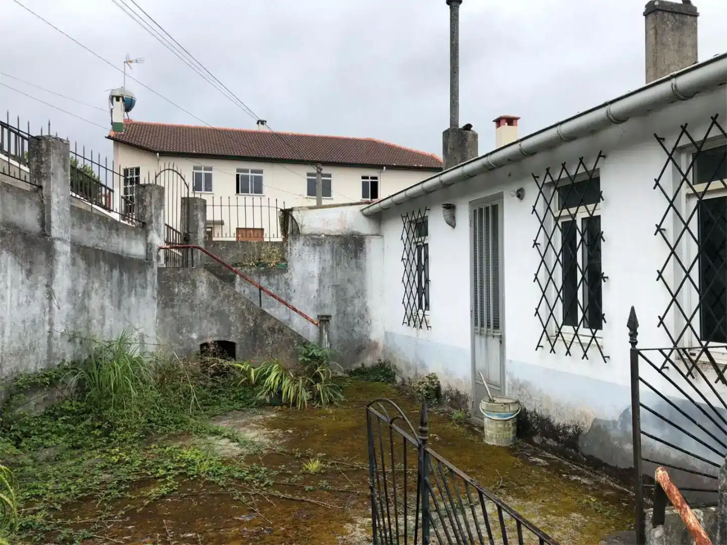 Außenansicht von Country house zum Verkauf in Neda