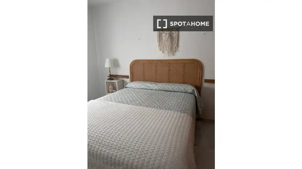 Dormitori de Apartament per a compartir en Salobreña amb Aire condicionat, Terrassa i Moblat